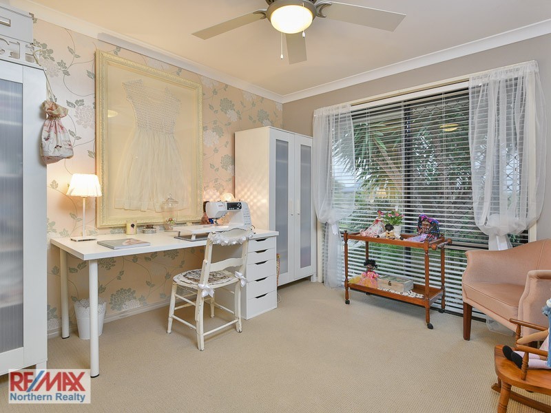 9 Lawson Close, Petrie QLD 4502