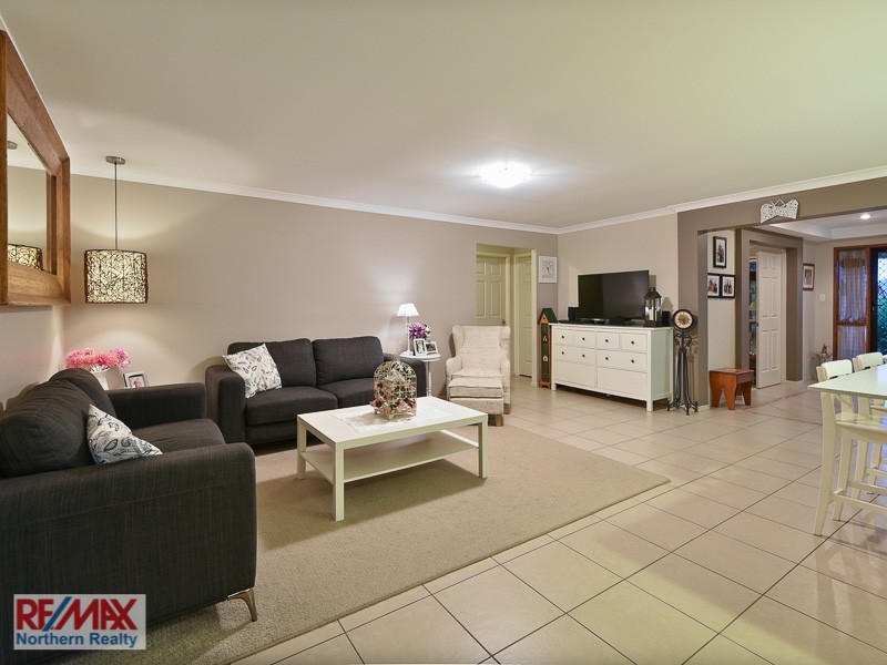 9 Lawson Close, Petrie QLD 4502