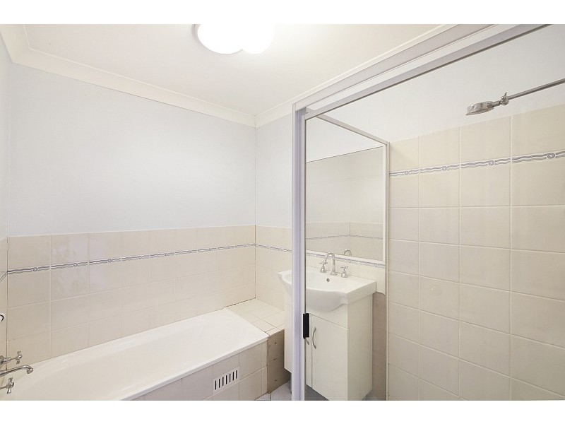 2/18 York Street, Point Frederick NSW 2250