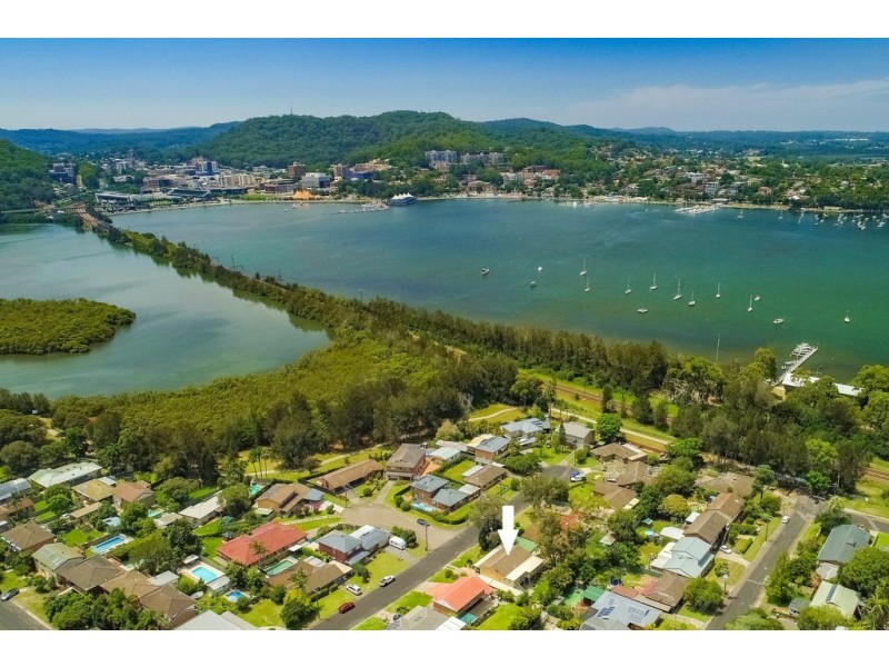8 Althea Place, Point Clare NSW 2250