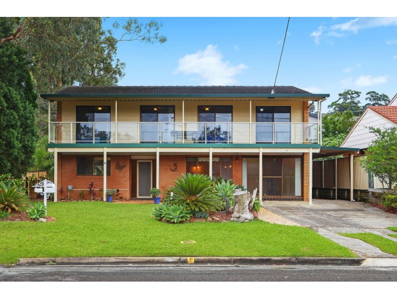 8 Althea Place, Point Clare NSW 2250