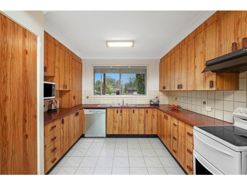 8 Althea Place, Point Clare NSW 2250