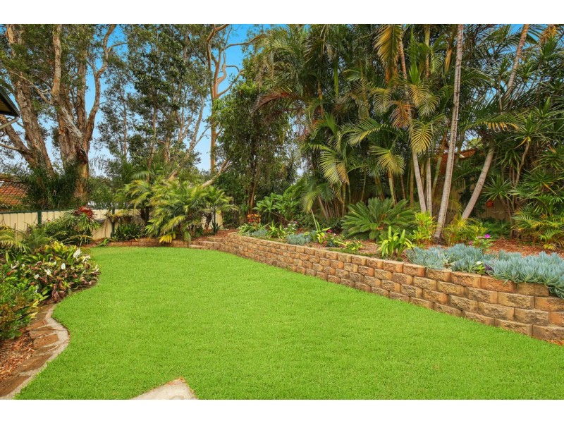 8 Althea Place, Point Clare NSW 2250
