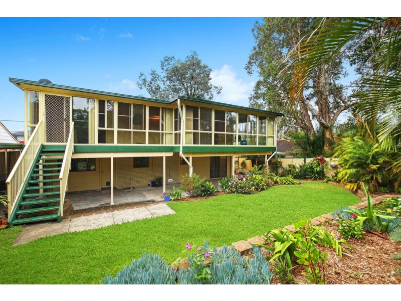 8 Althea Place, Point Clare NSW 2250
