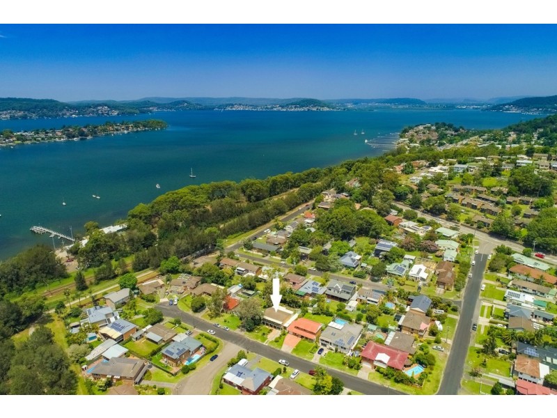 8 Althea Place, Point Clare NSW 2250