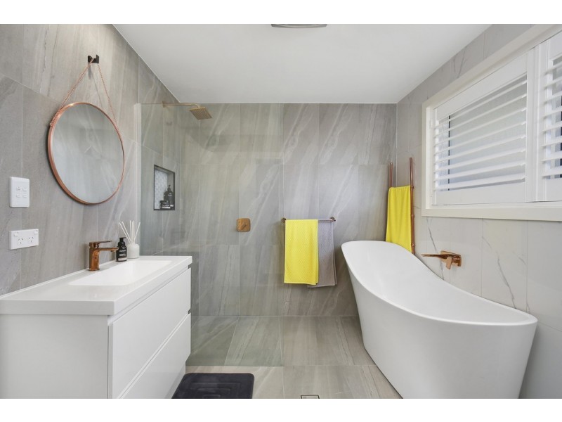 1 Merideth Place, Green Point NSW 2251