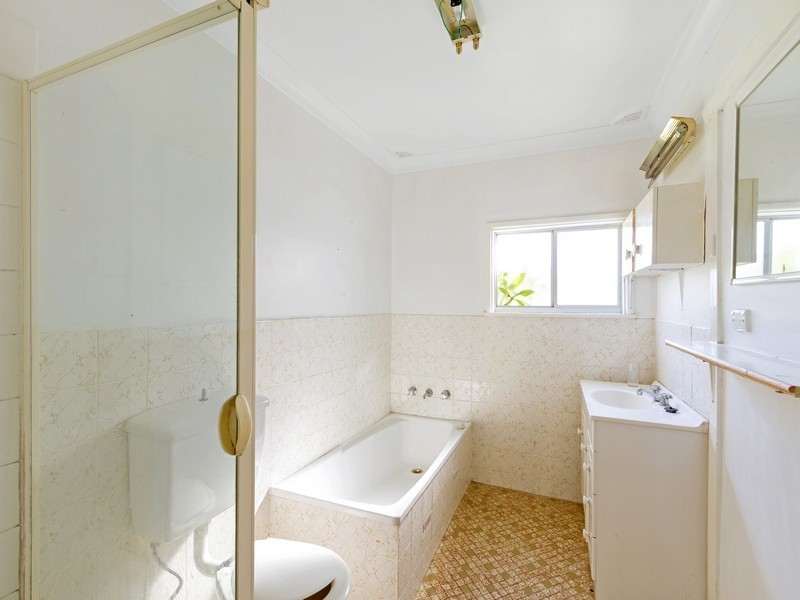 6 Duke Street, Point Frederick NSW 2250