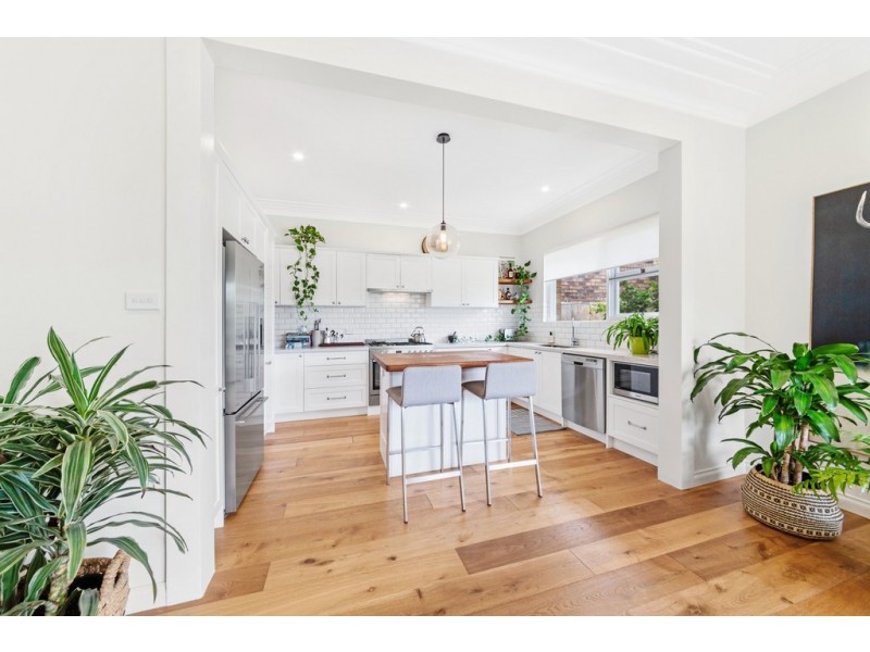 16 Bay View Avenue, East Gosford NSW 2250