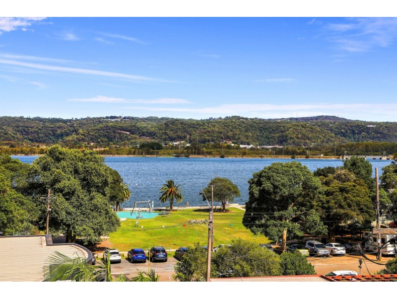 202/13 Lynn Avenue, Point Frederick NSW 2250