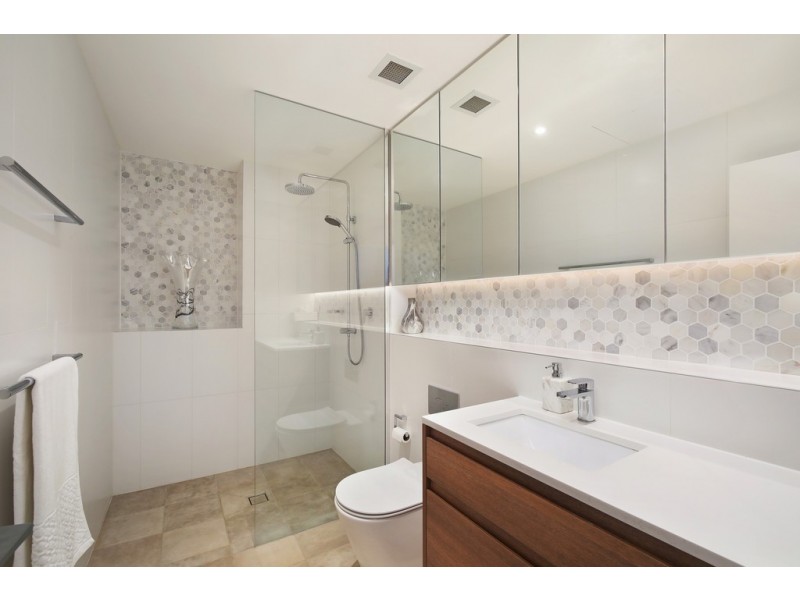 202/13 Lynn Avenue, Point Frederick NSW 2250