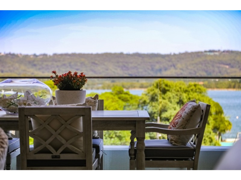 202/13 Lynn Avenue, Point Frederick NSW 2250