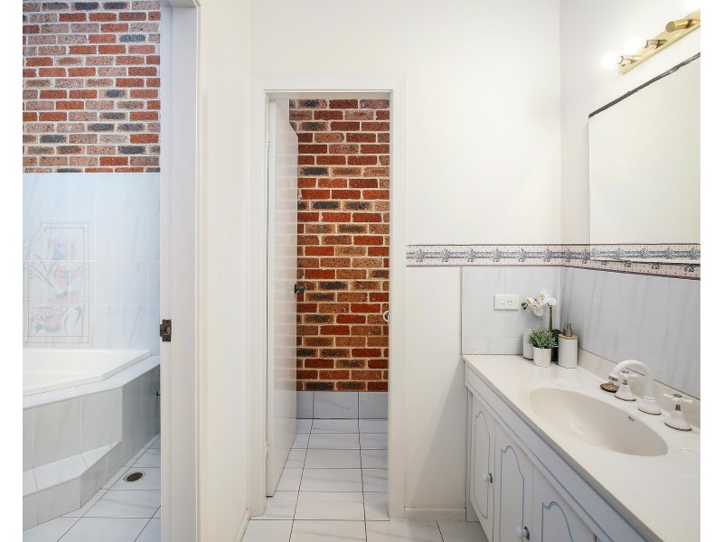 15 Howard Avenue, Green Point NSW 2251