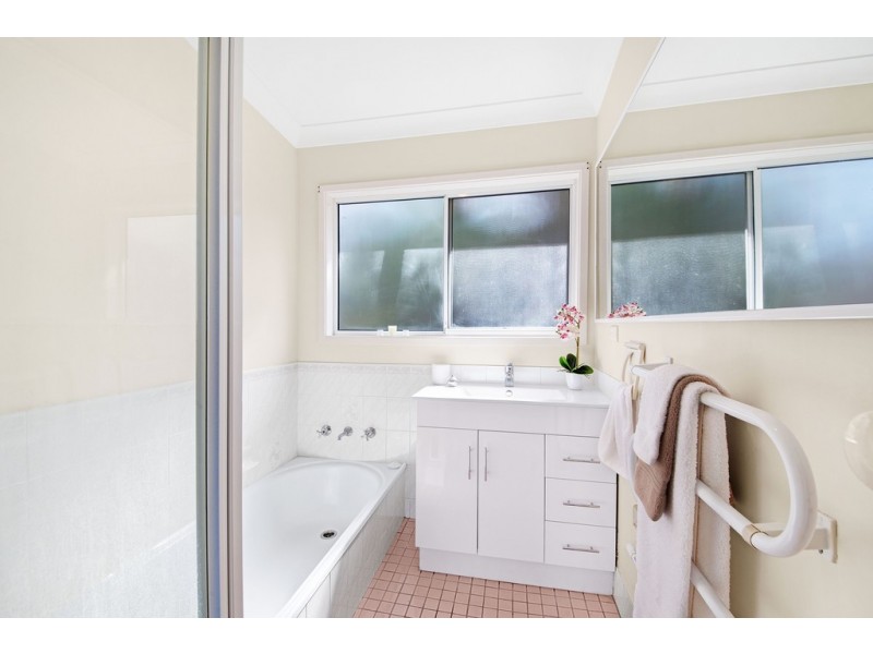 1 Bay View Avenue, East Gosford NSW 2250