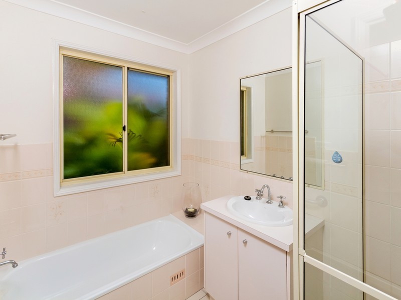 2/1 Thistle Glen Close, Green Point NSW 2251