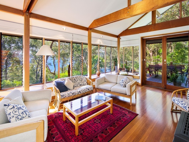 10 Flora Avenue, Hardys Bay NSW 2257