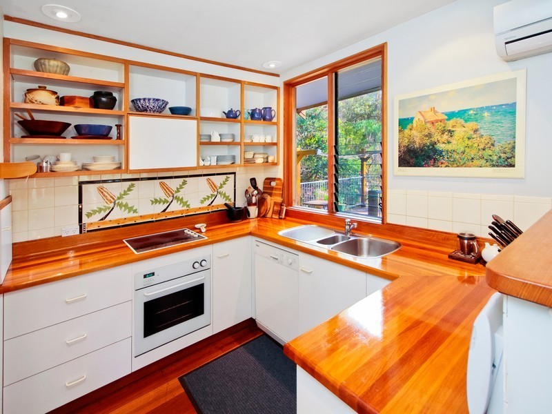 10 Flora Avenue, Hardys Bay NSW 2257