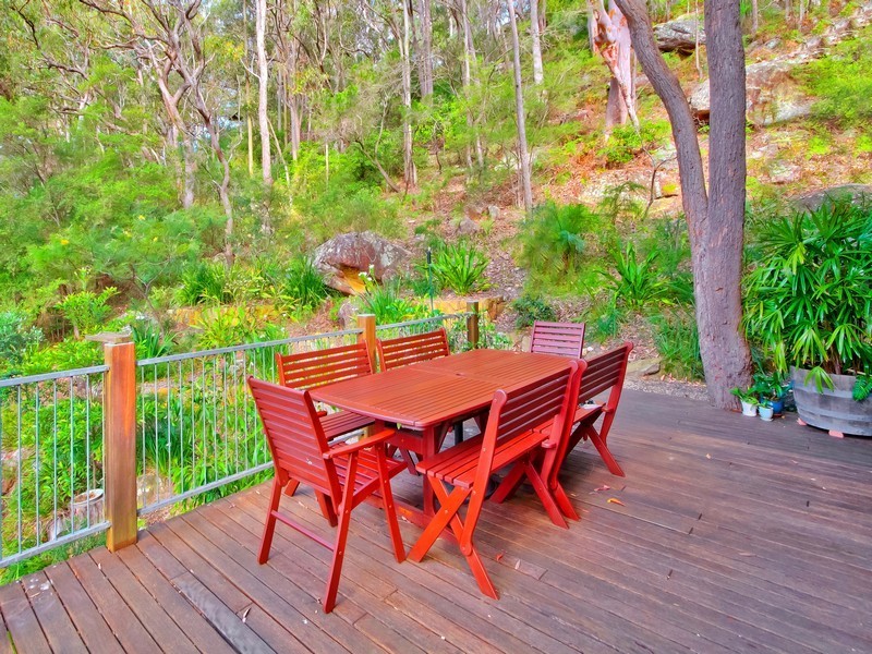 10 Flora Avenue, Hardys Bay NSW 2257