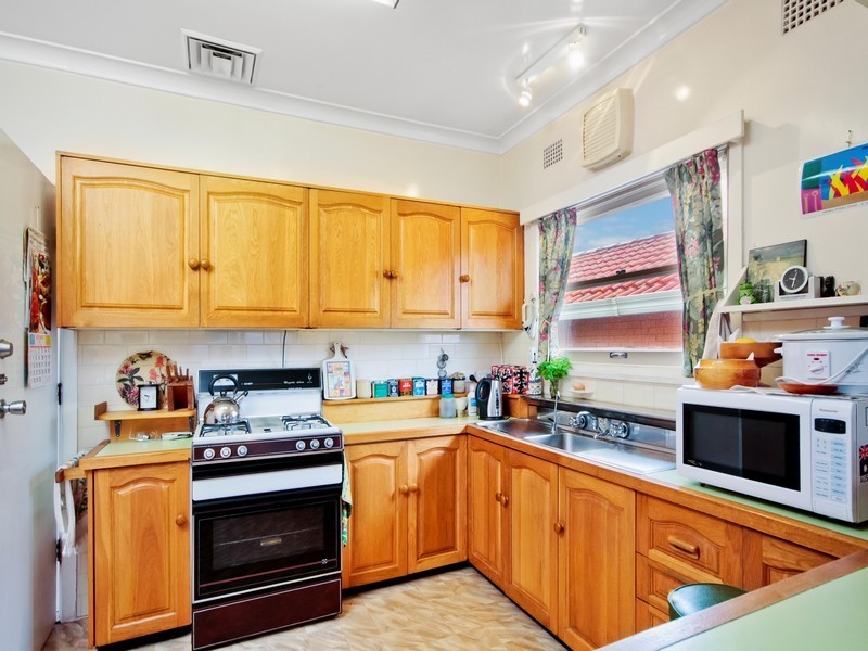 38 Caroline Street, East Gosford NSW 2250