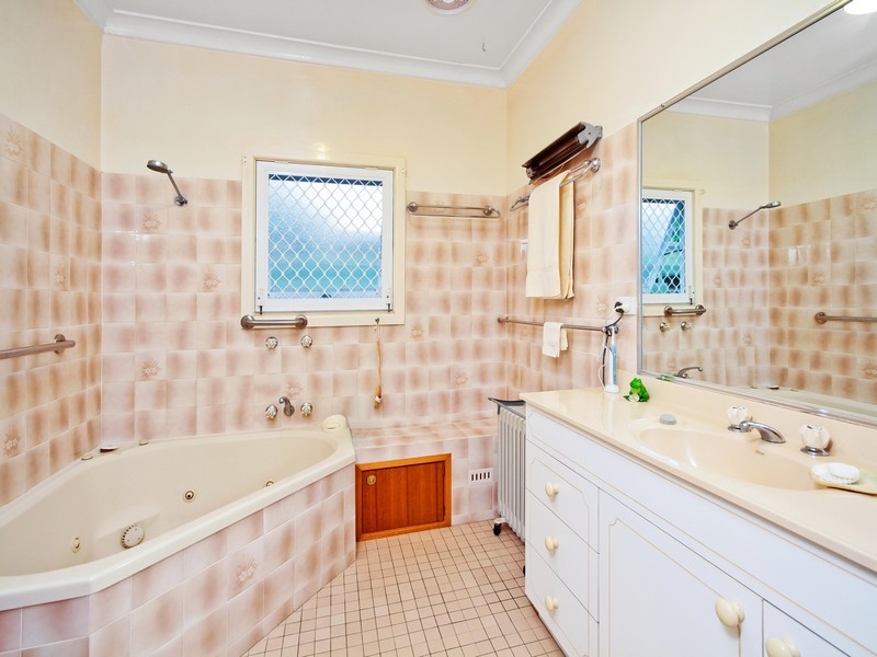 38 Caroline Street, East Gosford NSW 2250