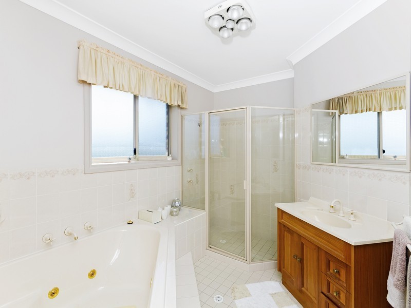 2 Thistle Glen Close, Green Point NSW 2251