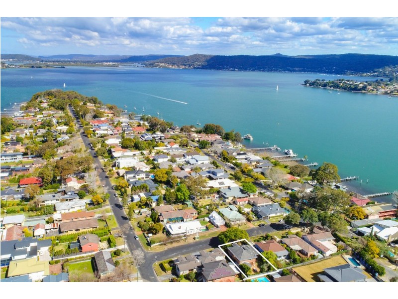 1A Dunn Street, Point Frederick NSW 2250