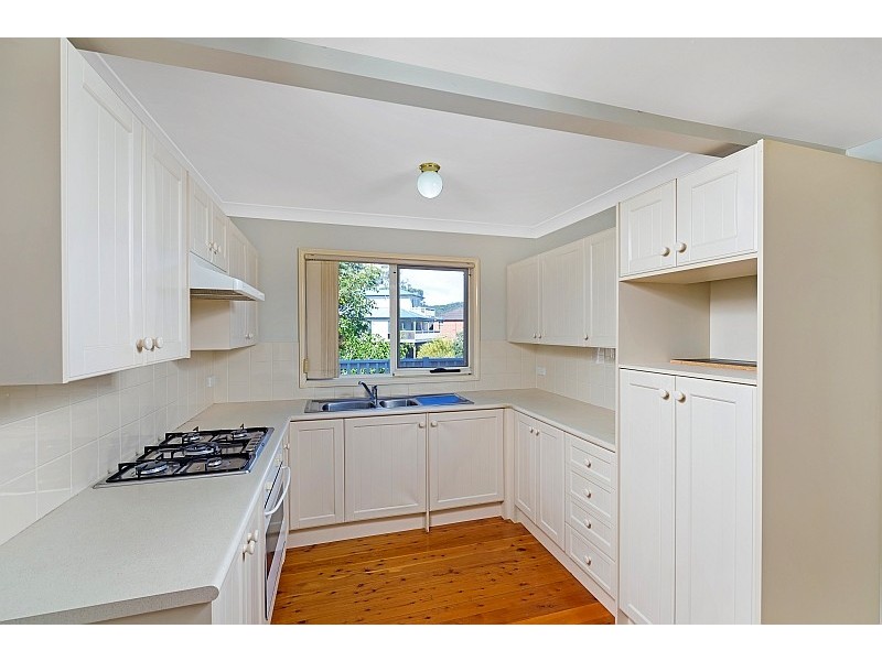 9 Irwin Place, Green Point NSW 2251