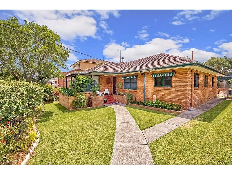 11 Masons Parade, Point Frederick NSW 2250