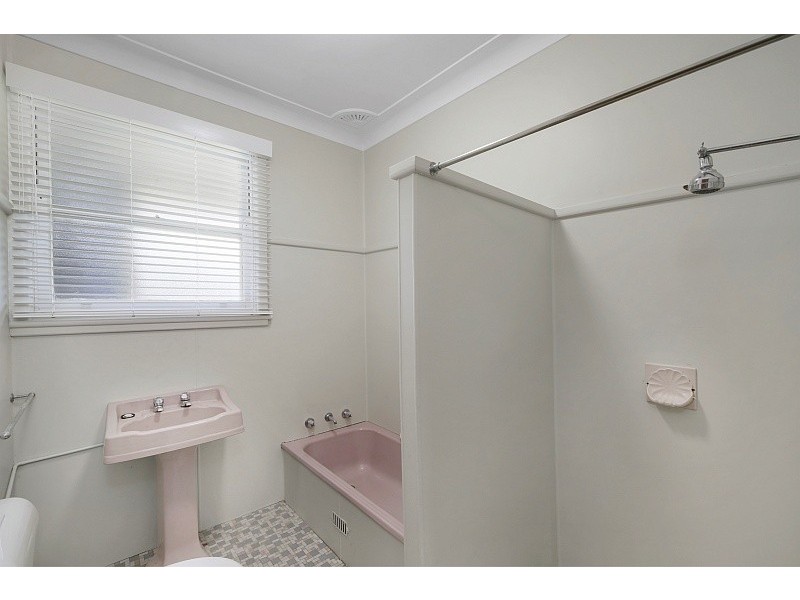 21 Kinarra Avenue, Wyoming NSW 2250