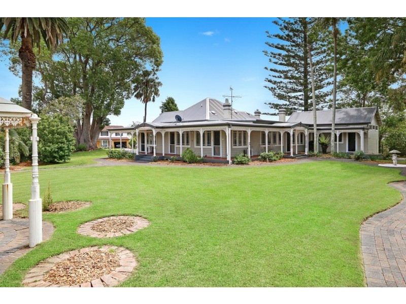 4 Roslyn Garden, Green Point NSW 2251
