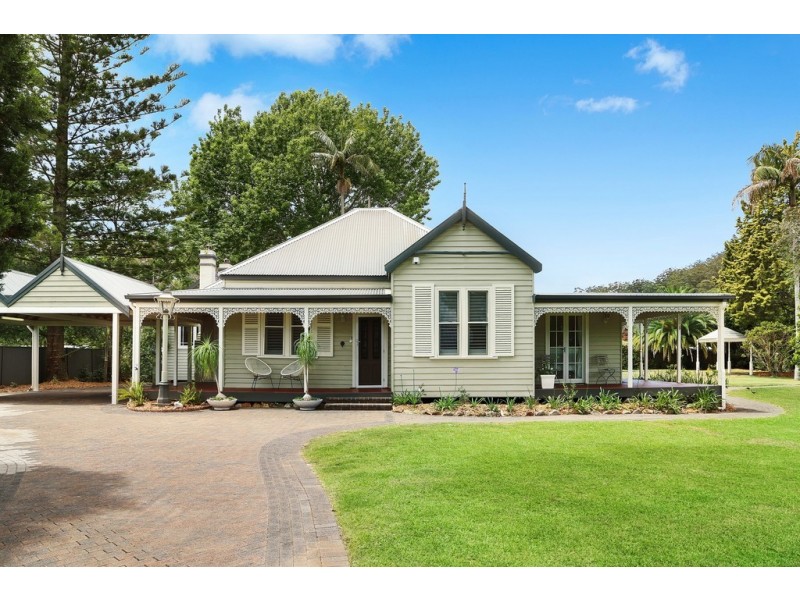 4 Roslyn Garden, Green Point NSW 2251