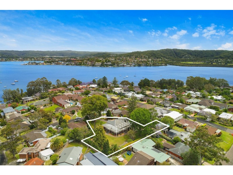 4 Roslyn Garden, Green Point NSW 2251