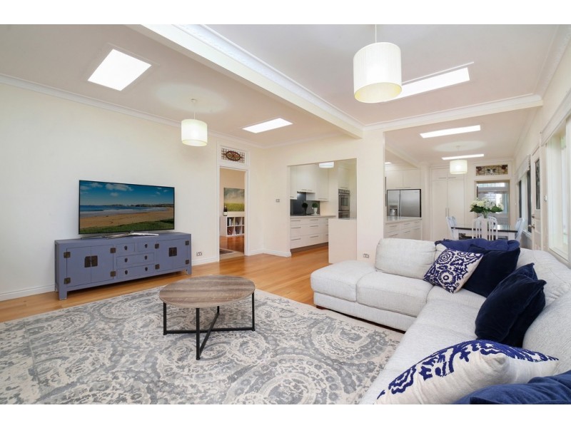 4 Roslyn Garden, Green Point NSW 2251