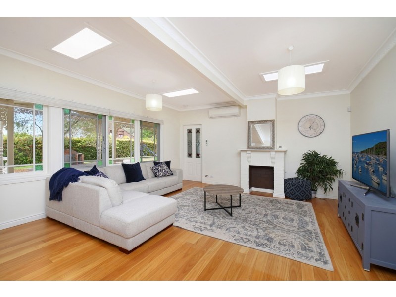 4 Roslyn Garden, Green Point NSW 2251