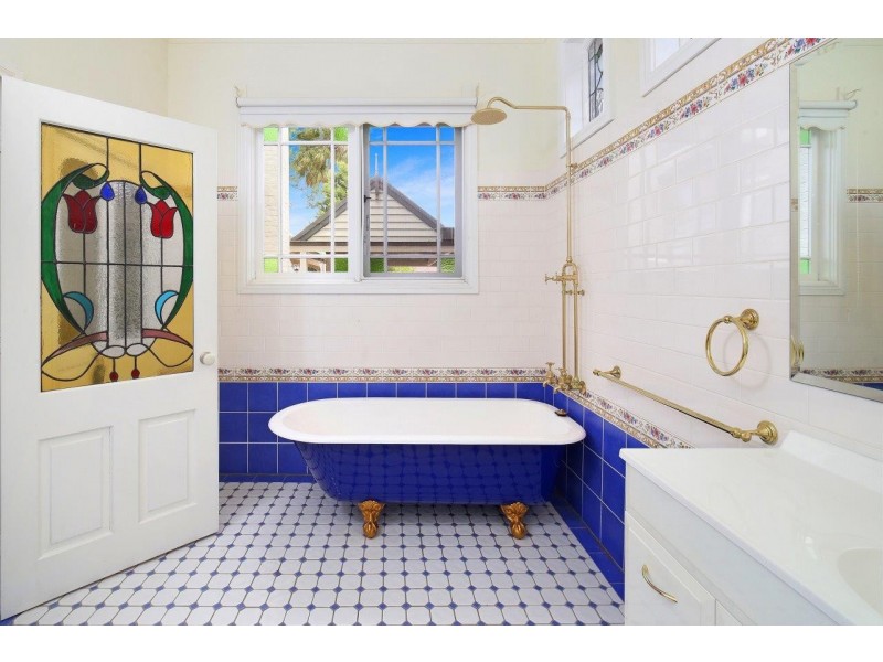 4 Roslyn Garden, Green Point NSW 2251