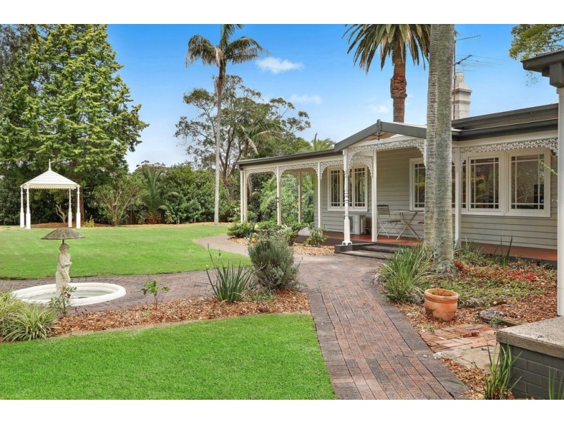 4 Roslyn Garden, Green Point NSW 2251