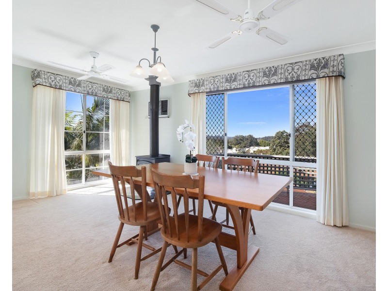 2 Curtis Close, Green Point NSW 2251