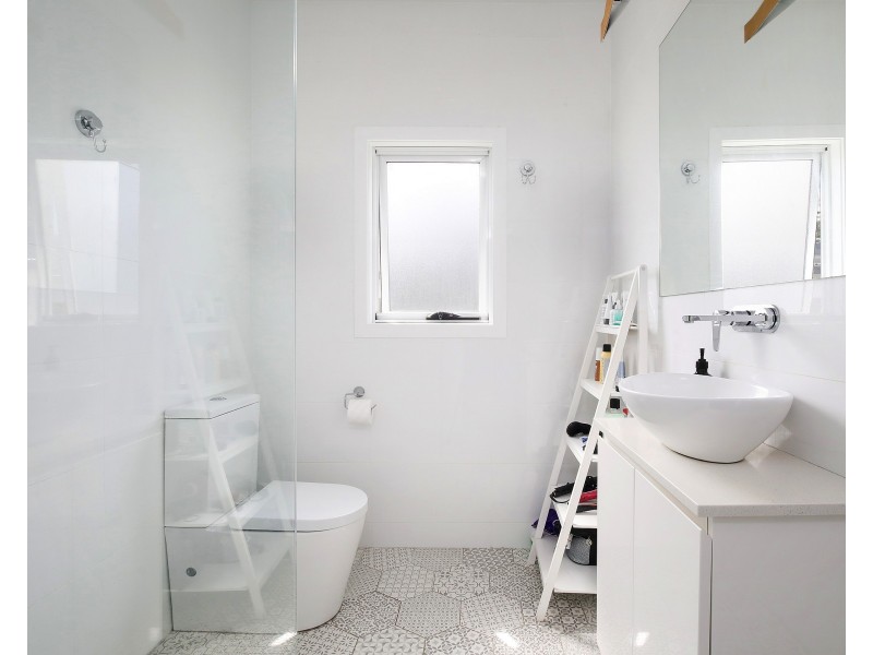 11 Dalton Street, Wyoming NSW 2250