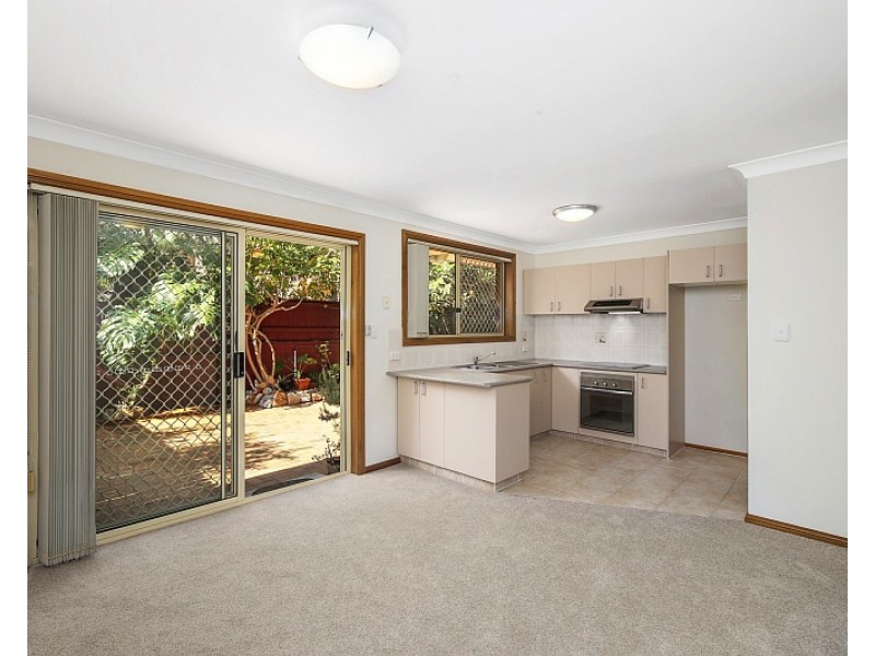 2/156 Albany Street, Point Frederick NSW 2250