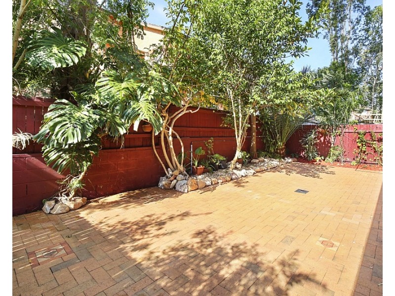 2/156 Albany Street, Point Frederick NSW 2250