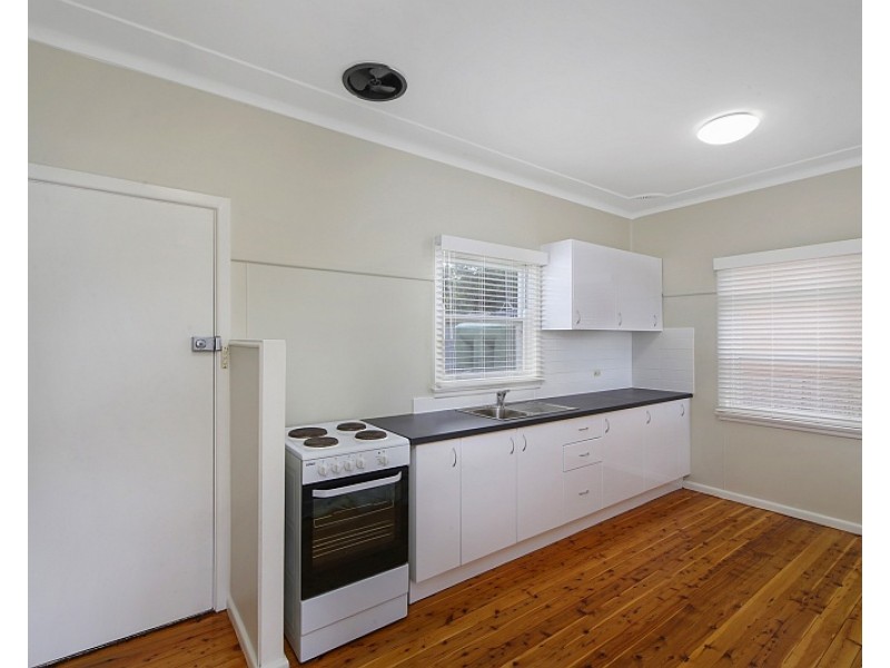 21 Kinarra Avenue, Wyoming NSW 2250