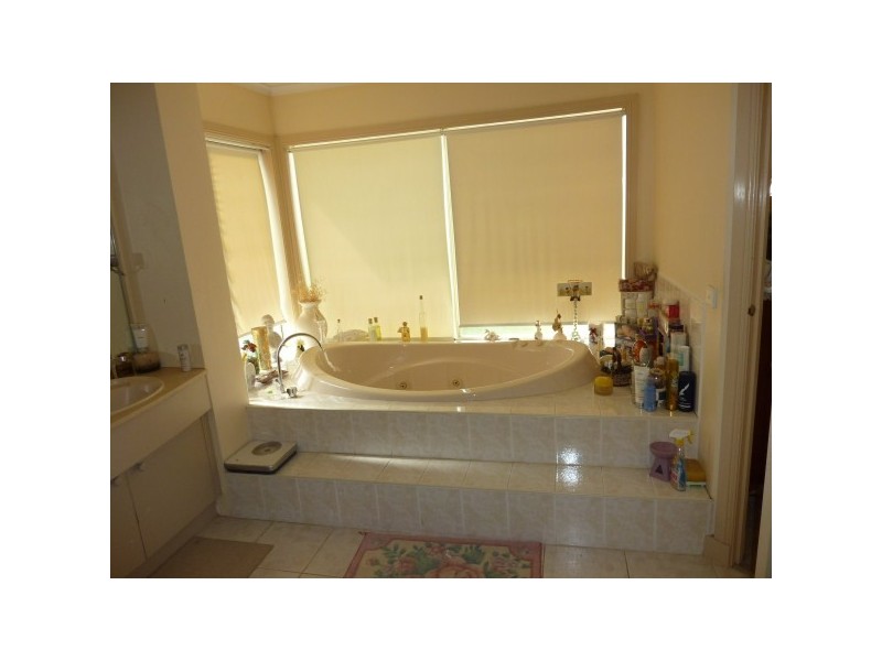 17 Winterton, Hallam VIC 3803