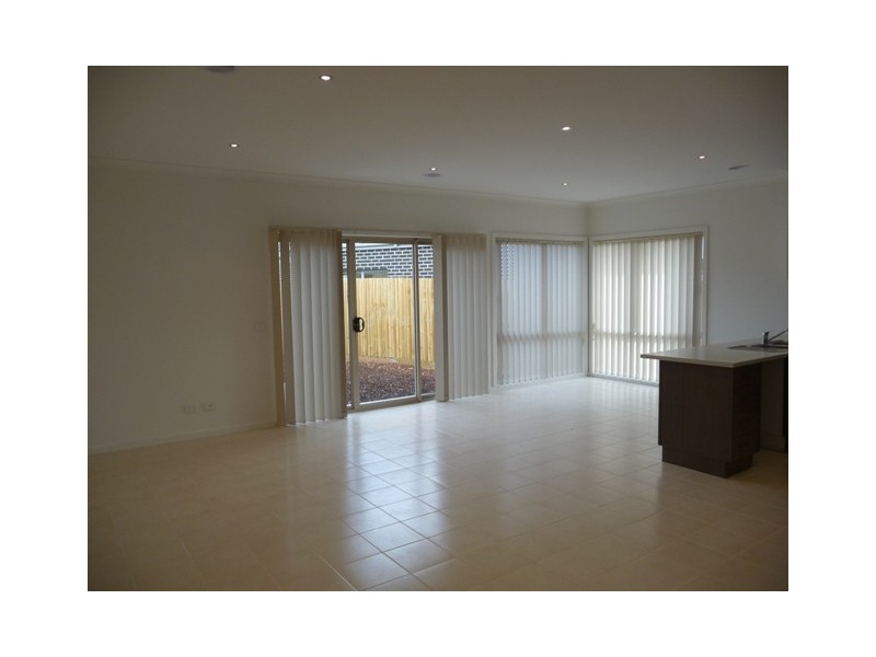 Unit 2, 26 Methven Ave, South Morang VIC 3752