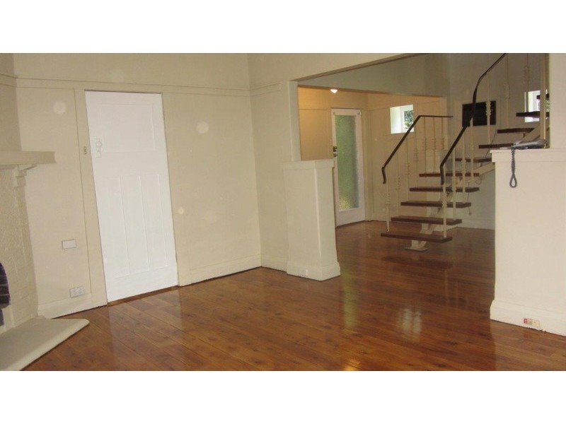 8 MacLaurin Parade, Roseville NSW 2069