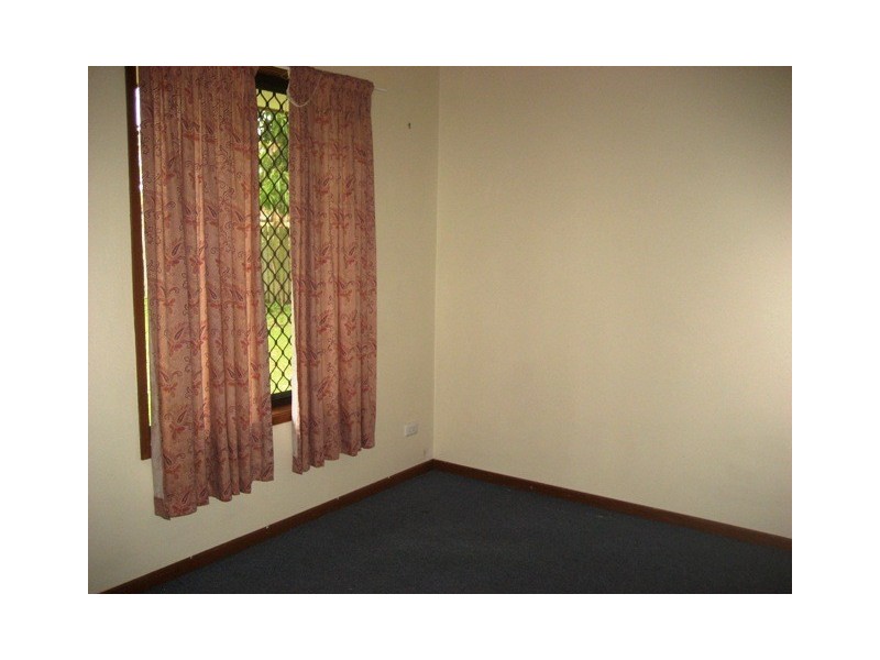 8 Regency Dr, Regents Park QLD 4118