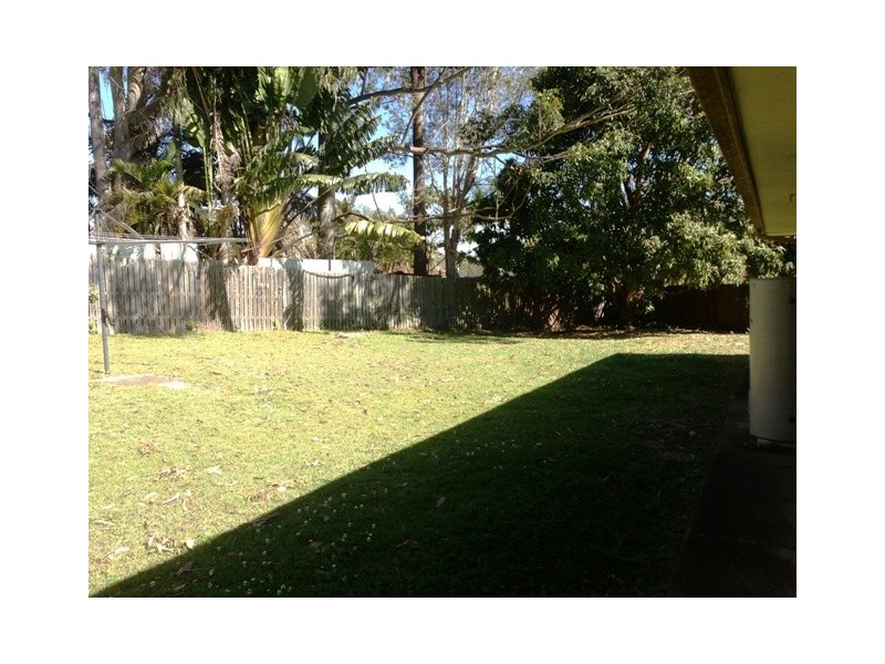 8 Regency Dr, Regents Park QLD 4118
