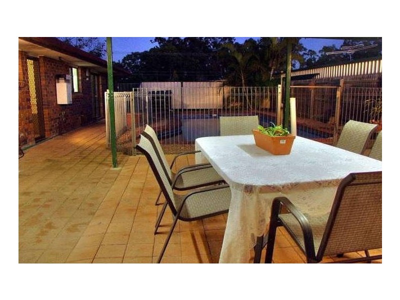 2 Aquila Crt, Regents Park QLD 4118
