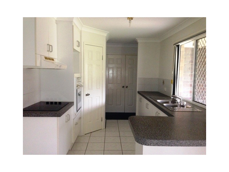 4 Winslow Crt, Hillcrest QLD 4118