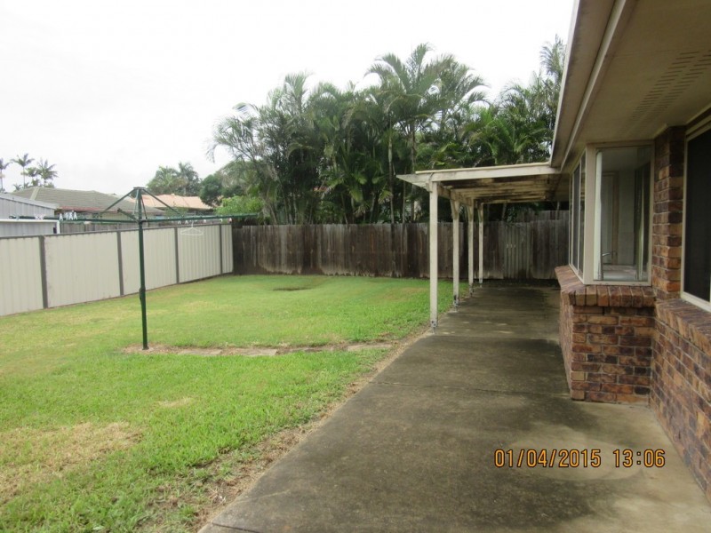 4 Westwood Dr, Hillcrest QLD 4118