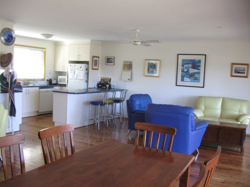 17 Annetts Parade, Mossy Point NSW 2537