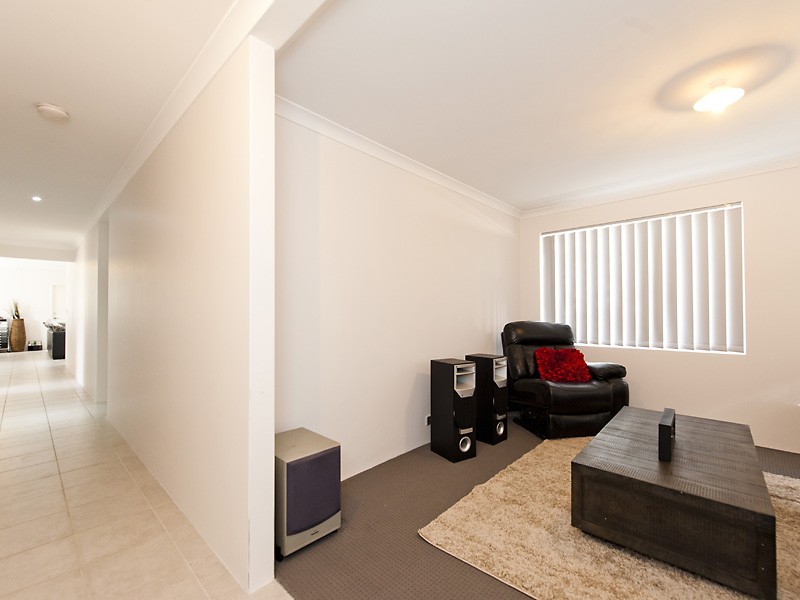 11 Oriel Lane, Piara Waters WA 6112